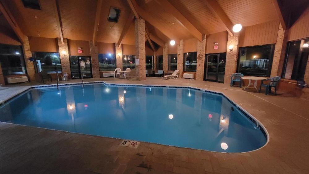 Huntington Royal Inn Suites المظهر الخارجي الصورة