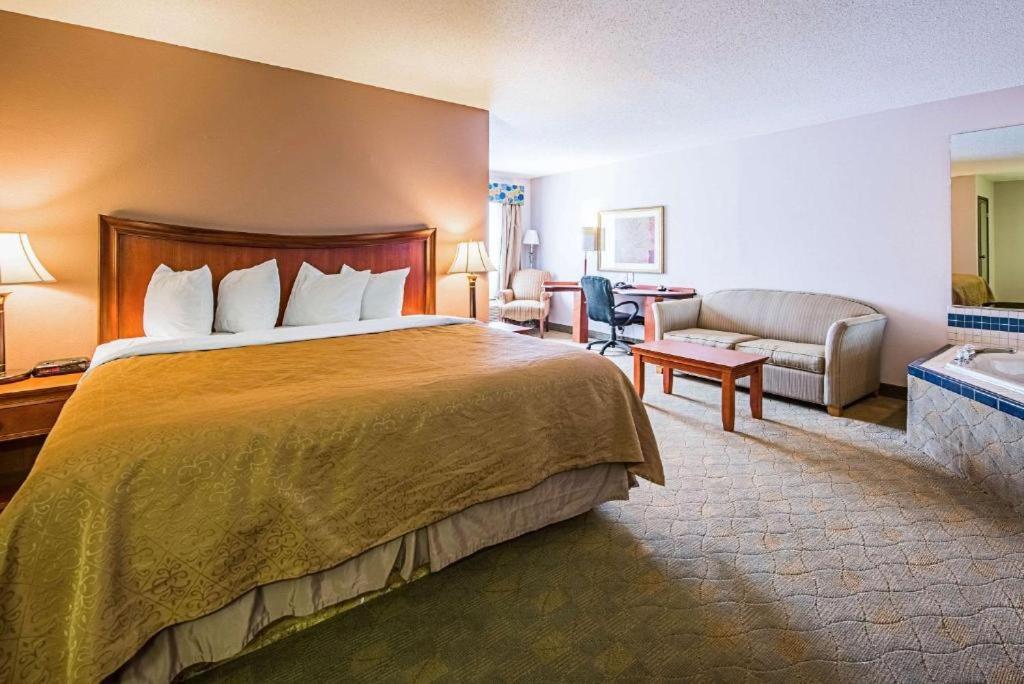 Huntington Royal Inn Suites المظهر الخارجي الصورة