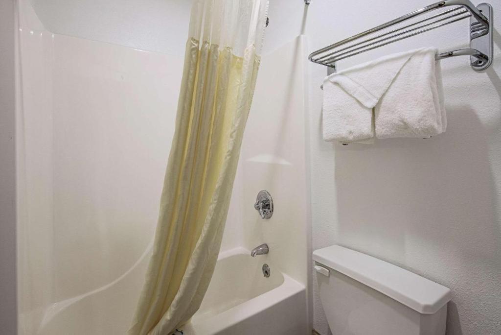 Huntington Royal Inn Suites المظهر الخارجي الصورة