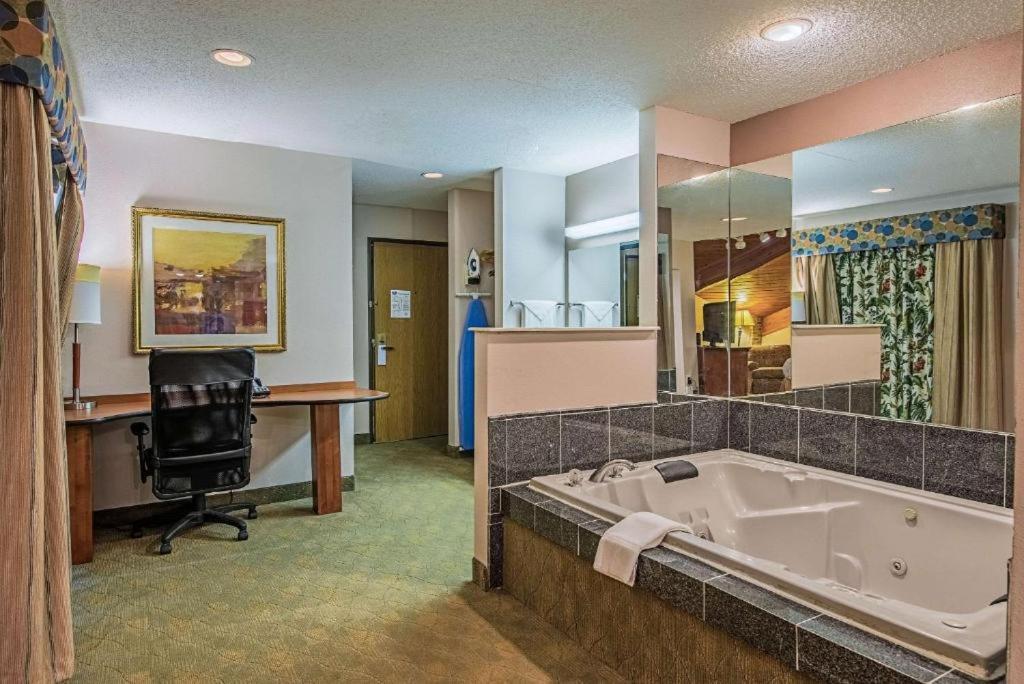Huntington Royal Inn Suites المظهر الخارجي الصورة