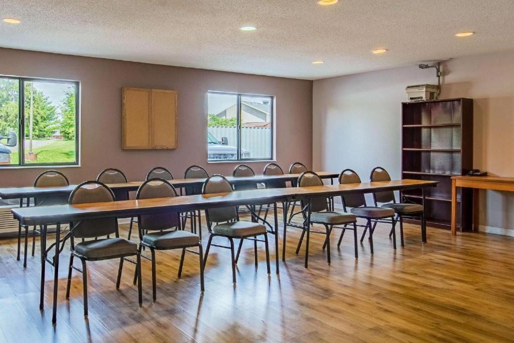 Huntington Royal Inn Suites المظهر الخارجي الصورة