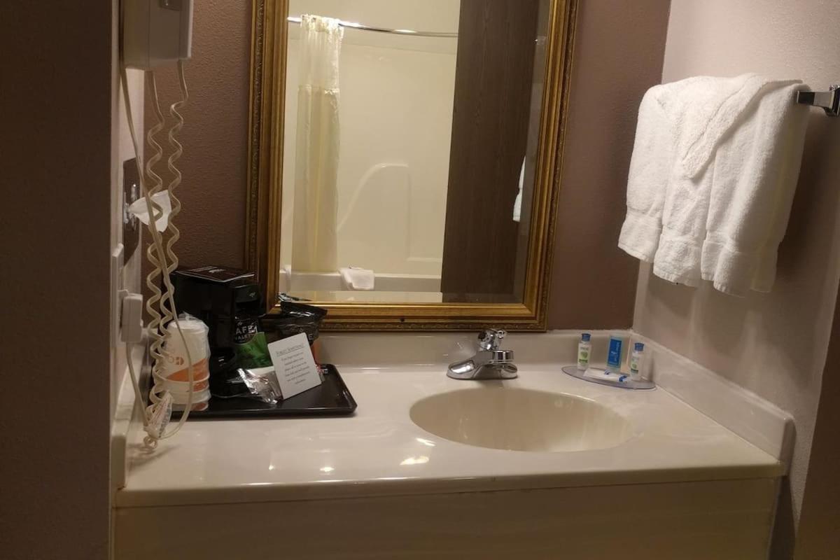 Huntington Royal Inn Suites المظهر الخارجي الصورة