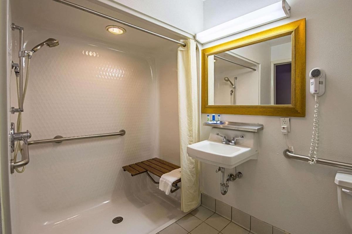 Huntington Royal Inn Suites المظهر الخارجي الصورة