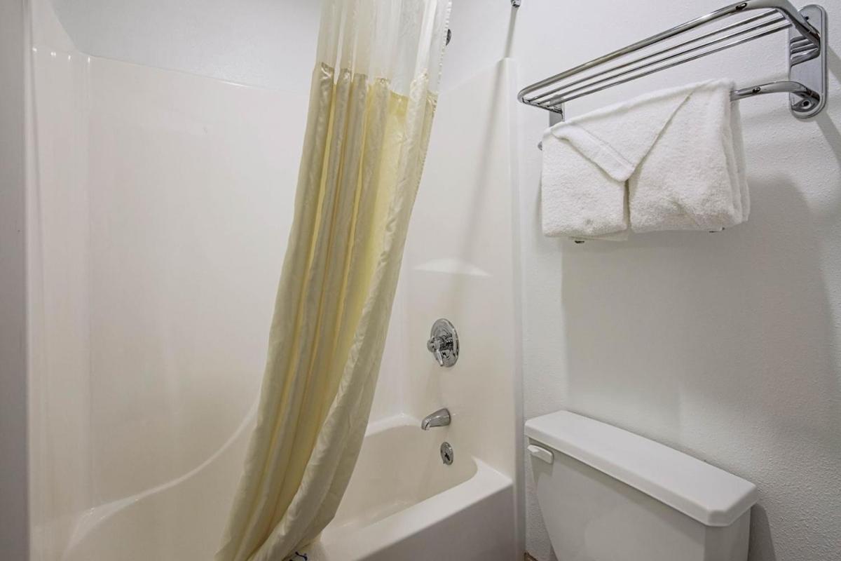 Huntington Royal Inn Suites المظهر الخارجي الصورة